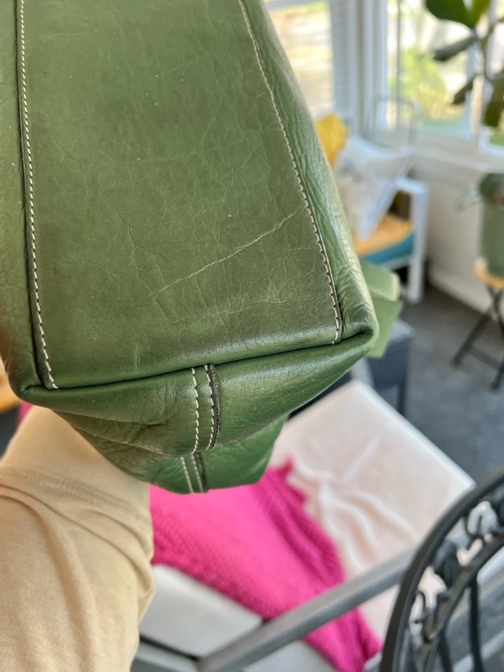 Tramontano hand bag in a pebbled green with a slight shimmer. Magnetic closure.
